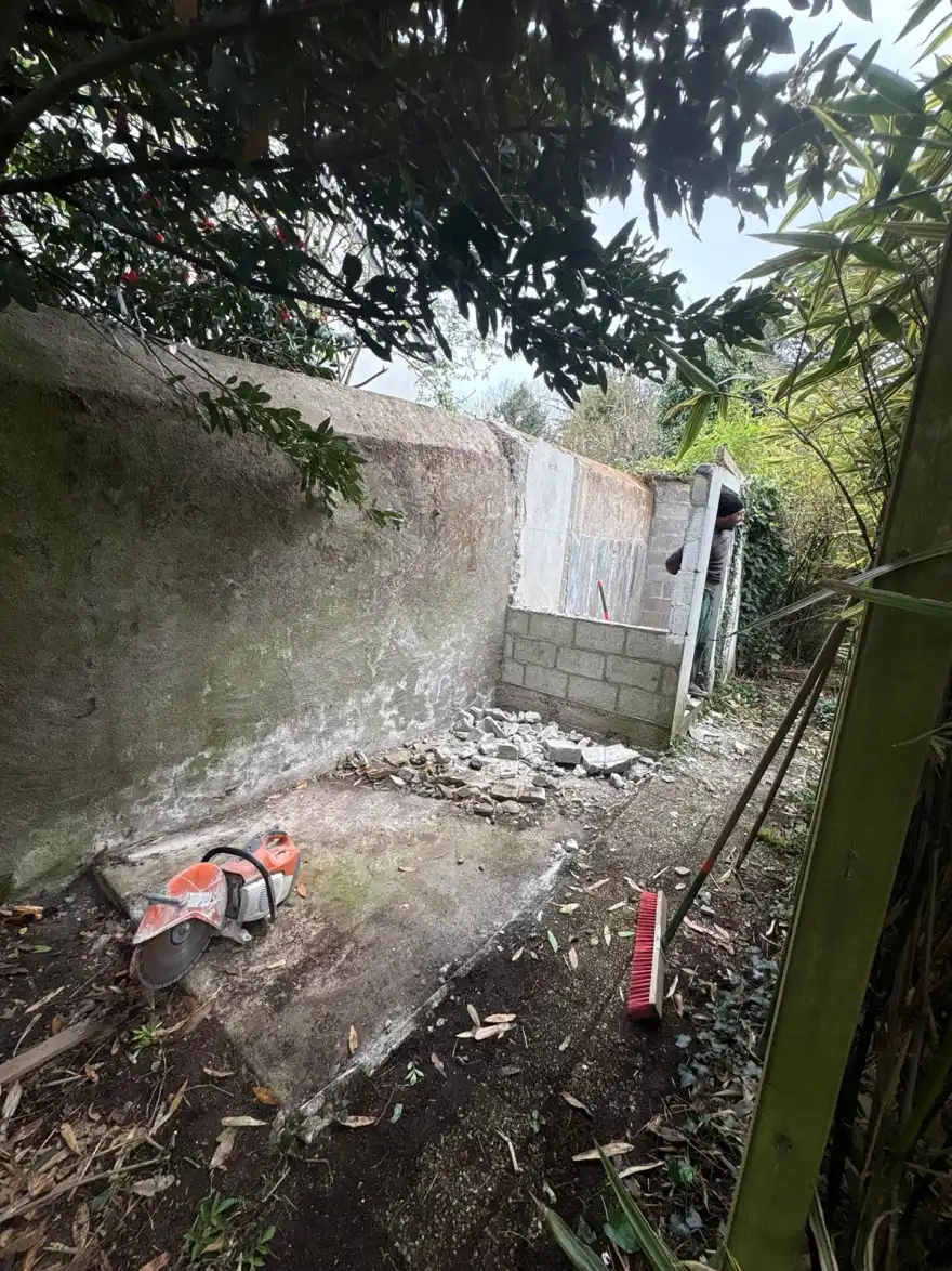 Avant : cour extérieure encombrée de gravats avant curage par ENTS ADM à Nantes
