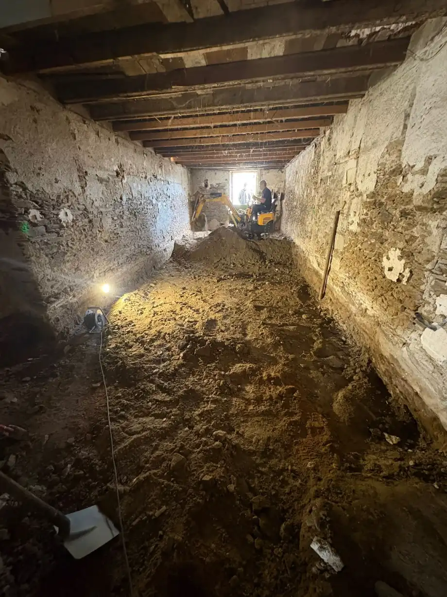 Terrassement intérieur à la mini-pelle avec benne par ENTS ADM à Nantes