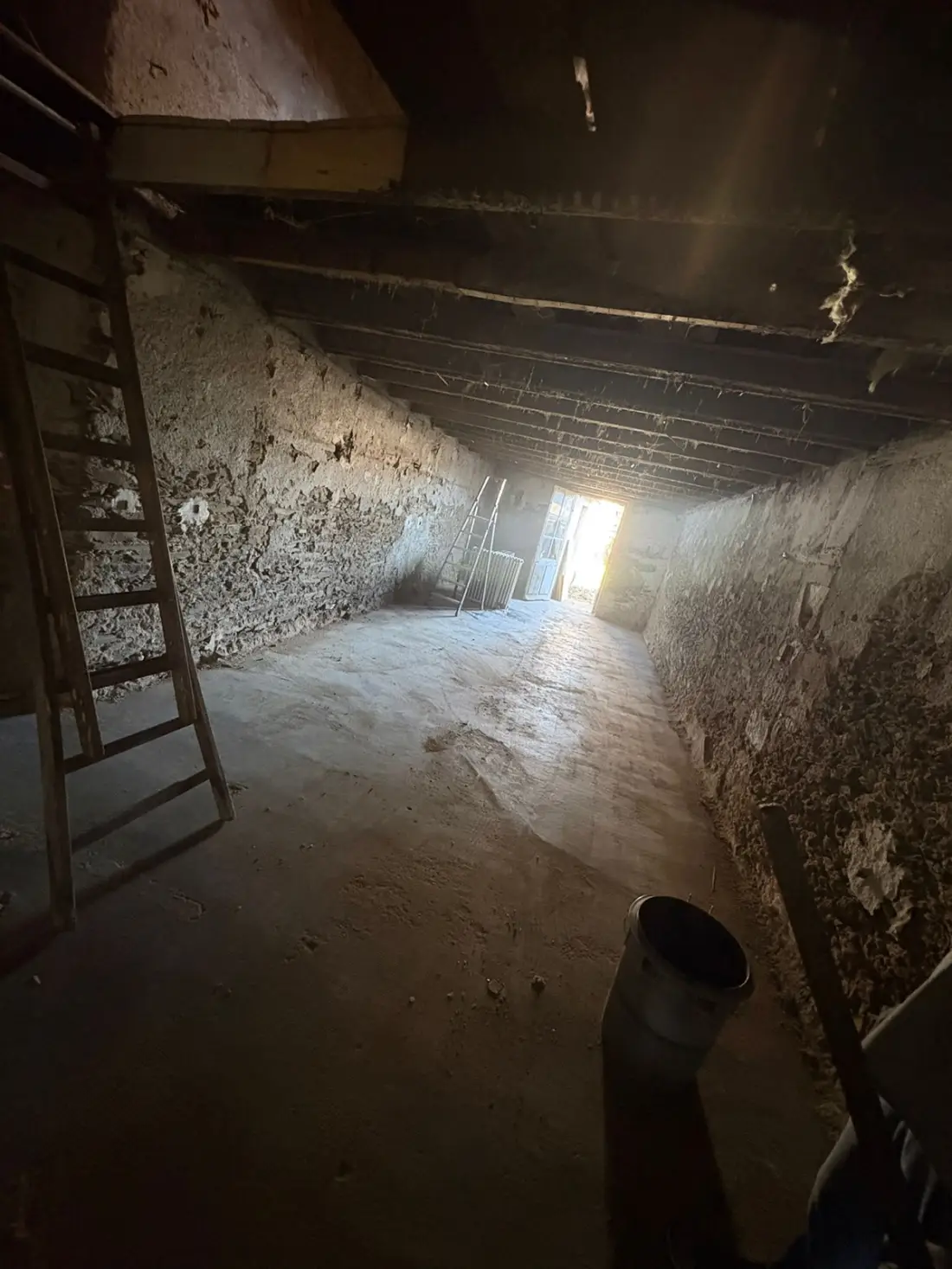 Comble en pierre vidé et nettoyé dans le cadre d'un vide maison — ENTS ADM à Nantes